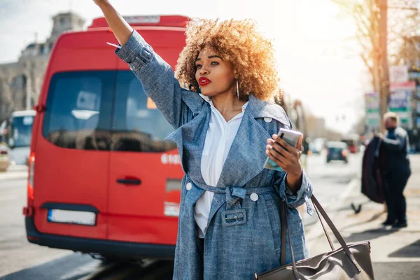 Piękna Czarna Kobieta Idzie Ulicą Używa Smartfona Komunikacji Czekając Autobus — Zdjęcie stockowe