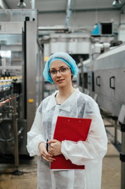 Tıbbi malzeme araştırma ve üretim fabrikasında çalışan ve sevkiyattan önce damıtılmış su kutularını kontrol eden koruyucu işçi. Denetim kalite denetimi. 