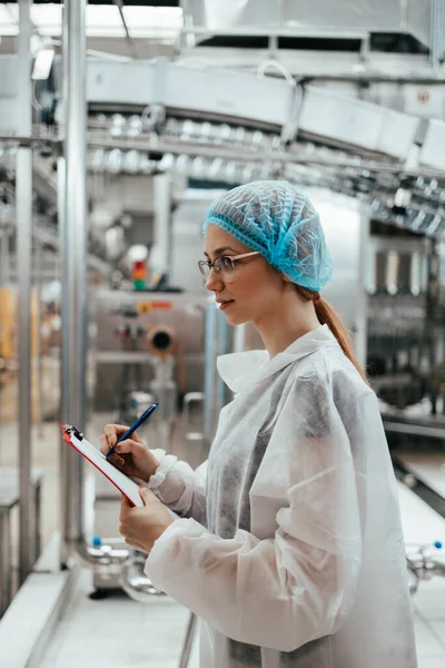 Arbeiterin Schutzkleidung Die Der Forschungs Und Produktionsfabrik Für Medizinische Hilfsmittel — Stockfoto