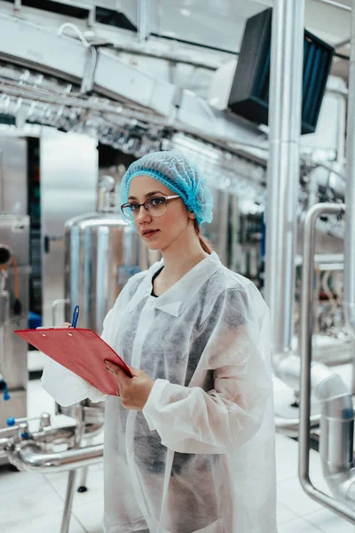 Arbeiterin Schutzkleidung Die Der Forschungs Und Produktionsfabrik Für Medizinische Hilfsmittel — Stockfoto
