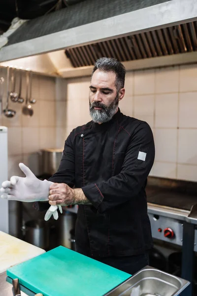 Przystojny Brodaty Profesjonalny Kucharz Pracuje Kuchni Restauracji Przygotowuje Zdrowe Pyszne — Zdjęcie stockowe