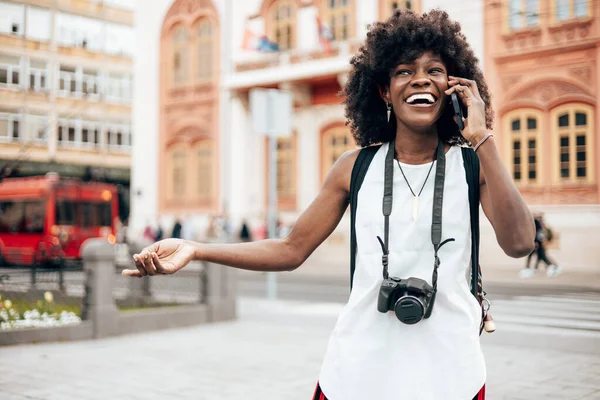 Genç Siyah Bayan Turist Güzel Bir Avrupa Şehrinin Sokaklarında Yürümekten — Stok fotoğraf