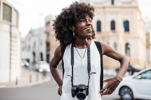 Jeune Touriste Noire Aime Promener Dans Les Rues Une Belle — Photo
