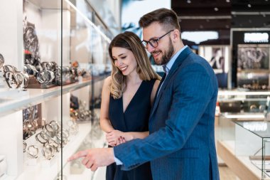 Modern kuyumcuda alışveriş yapan güzel bir çift. Moda tarzı ve zarafet konsepti.