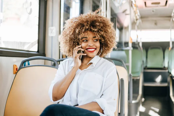 Şehir Otobüsünde Oturan Güzel Şık Siyahi Kadın Mutlu Biriyle Iletişim — Stok fotoğraf