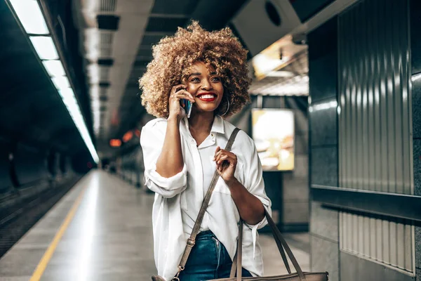 Güzel Modaya Uygun Siyah Kadın Metro Istasyonunda Duruyor Mutlu Akıllı — Stok fotoğraf