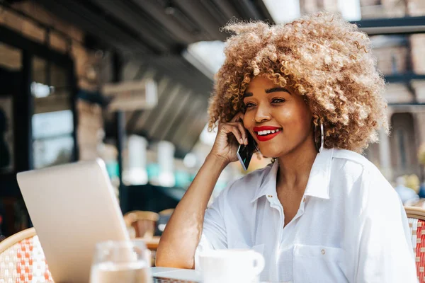 Güzel Siyahi Kadını Restoranda Kafe Barda Oturuyor Bilgisayarını Online Iletişim — Stok fotoğraf