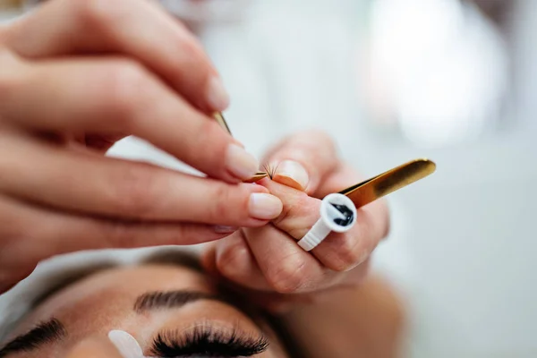 Beautiful Young Adult Woman Receiving Professional Eyelash Makeup Treatment Cosmetician — Zdjęcie stockowe