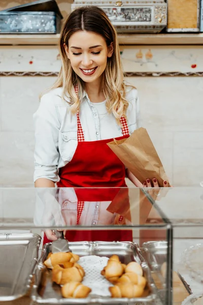 Belle Jeune Vendeuse Travaillant Dans Une Confiserie Une Boulangerie Elle — Photo