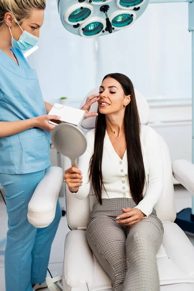Piękna Szczęśliwa Brunetka Klinice Kosmetycznej Siedzi Rozmawia Lekarzem Leczeniu Estetycznym — Zdjęcie stockowe