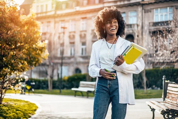 Güzel Mutlu Siyah Kız Öğrenci Üniversite Kampüsünde Dışarıda Eğleniyor Dizüstü — Stok fotoğraf
