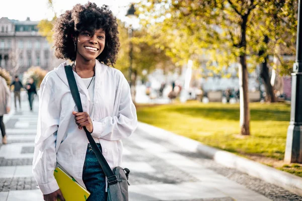 Güzel Mutlu Siyah Kız Öğrenci Üniversite Kampüsünde Dışarıda Eğleniyor Dizüstü — Stok fotoğraf