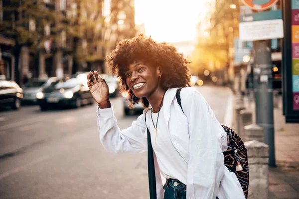 Güzel Siyah Kız Öğrenci Turist Şehir Caddesinde Duruyor Toplu Taşıma — Stok fotoğraf