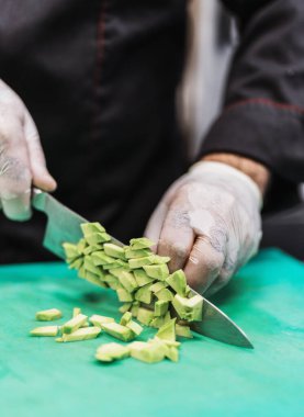 Lokanta mutfağında çalışan profesyonel aşçıların yakın çekimleri. O, balık ve deniz ürünleriyle sağlıklı lezzetli yemekler hazırlar..