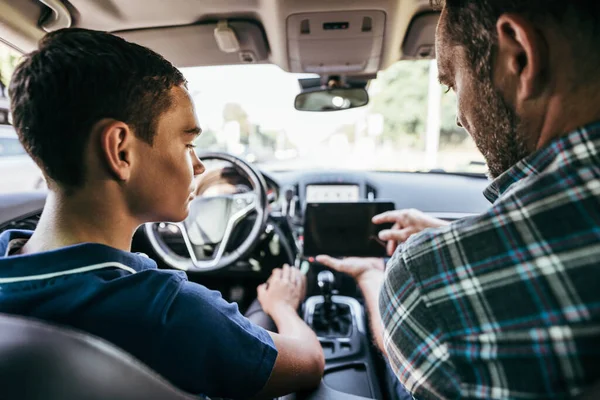 Sürücü Eğitmeni Öğrencisini Oturtuyor Ona Araba Sürme Konusunda Temel Bilgileri — Stok fotoğraf