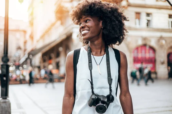 年轻的黑人女性游客喜欢在美丽的欧洲城市的街道上漫步 她很高兴 并使用她的摄影相机拍摄了精彩的建筑照片 阳光灿烂的日子 — 图库照片