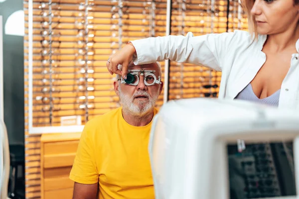 Positive Senior Male Patient Checking Vision Modern Ophthalmology Clinic Optical — Stok Foto