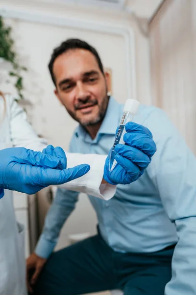 Homem Meia Idade Sentado Conversando Com Médico Clínica Médica Para — Fotografia de Stock