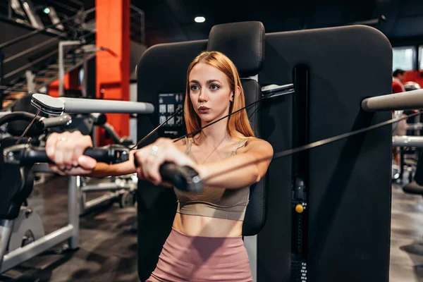 Wanita Berambut Merah Muda Yang Cantik Berolahraga Gym Kebugaran Yang — Stok Foto