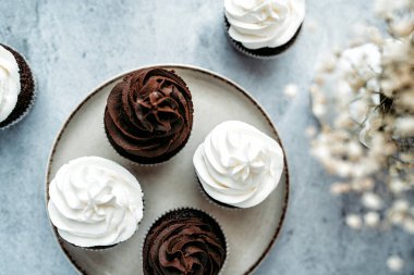 Nefis ev yapımı çikolatalı kekler güzel dekore edilmiş masada. Tatlı yemek konsepti.