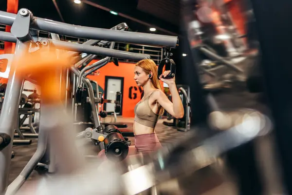 Mooie Jonge Roodharige Vrouw Die Traint Een Ruime Moderne Fitnessruimte — Stockfoto