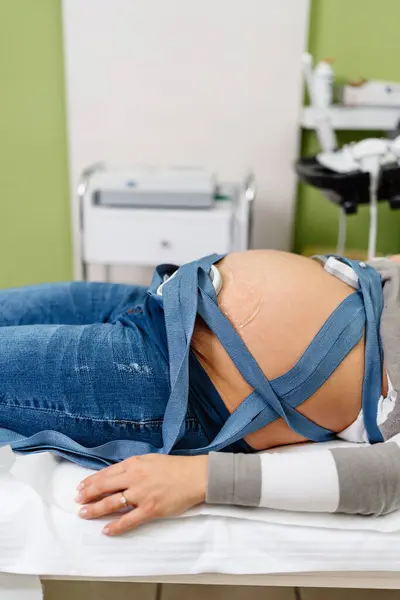 Beautiful Young Pregnant Woman Electrocardiograph Check Baby Health Expected Date — Stok Foto