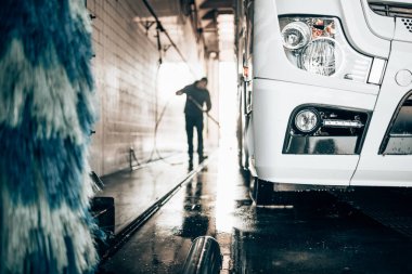 Otomatik oto yıkama servisinde ya da istasyonda büyük kamyon yıkama ve temizliği. Ulaşım kavramı. 