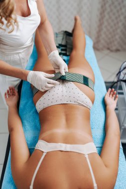 Elektrostimulasyon EMS zayıflama makinesi ile modern teknoloji tıbbi sağlık ve güzellik tedavisi.