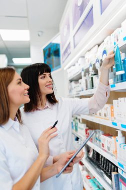 İki güzel eczacı bir eczanede birlikte çalışıp hisse senedi alıyorlar. Pozitif sağlık çalışanlarının portresi ya da iş yerindeki kimyagerlerin..