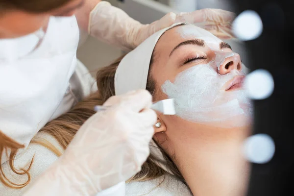 Beautiful Attractive Young Adult Woman Receiving Professional Beauty Skincare Treatment — Stock Photo, Image