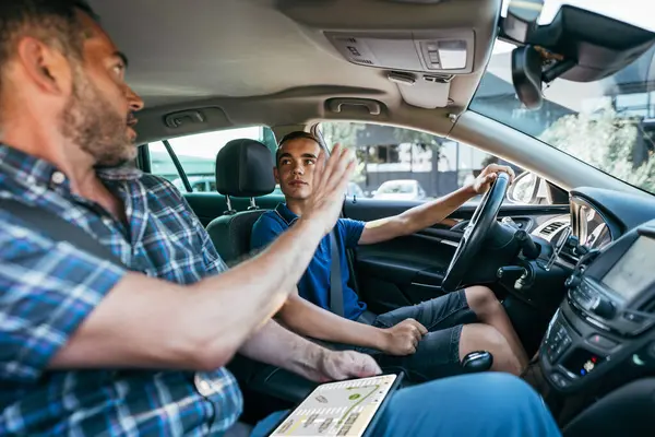 Mengemudi Instruktur Duduk Dalam Mobil Dengan Muridnya Dan Menjelaskan Kepadanya — Stok Foto