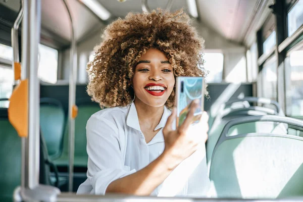 Piękna Modna Czarna Kobieta Autobusie Miejskim Jest Szczęśliwa Uśmiechnięta Podczas — Zdjęcie stockowe