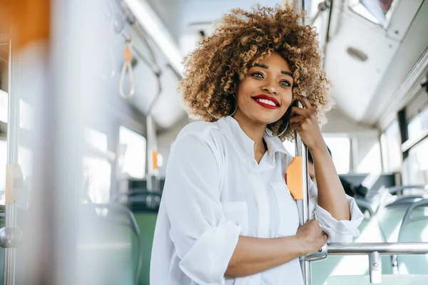 城市公共汽车上美丽而时髦的黑人妇女 她很高兴 现代城市生活方式的概念 阳光灿烂的日子 — 图库照片