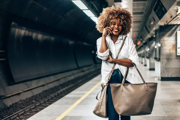 Linda Mulher Negra Moda Uma Estação Trem Metrô Ela Está — Fotografia de Stock