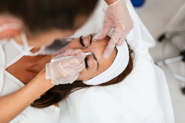Beautiful Young Adult Woman Receiving Professional Eyelash Makeup Treatment Cosmetician — Stok Foto