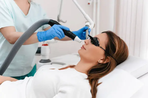 Ahli Laser Kecantikan Melakukan Perawatan Kosmetik Pada Pasien Wanita Cantik — Stok Foto