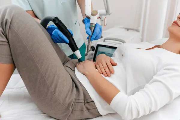 Mulher Meia Idade Bonita Recebendo Mãos Laser Resurfacing Tratamento Procedimento — Fotografia de Stock