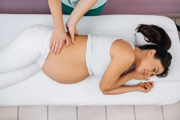 Beautiful Young Pregnant Woman Enjoying Relaxing Special Massage Treatment Maintaining — Foto de Stock
