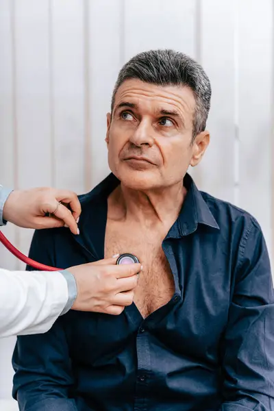 Erfahrene Ärztin Untersucht Einen Älteren Patienten Mit Stethoskop Einer Modernen — Stockfoto