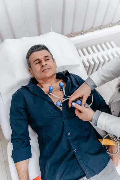 Dokter Yang Berpengalaman Memasang Elektroda Mesin Ecg Pada Tubuh Pasien — Stok Foto