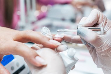 Modern bir güzellik salonunda çalışan profesyonel bir manikürcü. Kaplıcada manikür tedavisi gören tatmin olmuş bir bayan müşteri..