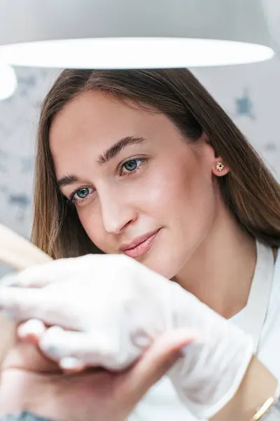 Professionele Manicure Werkzaam Een Moderne Schoonheidssalon Tevreden Vrouwelijke Klant Ontvangen — Stockfoto