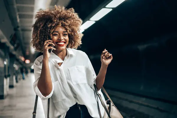 Mooie Modieuze Zwarte Vrouw Die Een Metrostation Staat Gelukkig Praat — Stockfoto