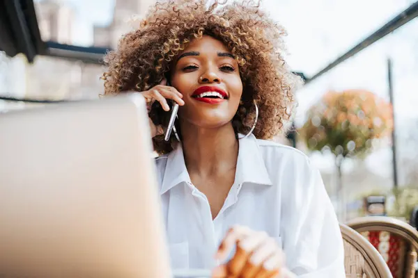 Güzel Siyahi Kadını Restoranda Kafe Barda Oturuyor Bilgisayarını Online Iletişim - Stok İmaj