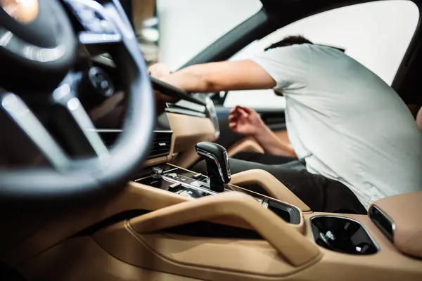 Homem Limpando Carro Com Pano Microfibra Carro Detalhando Valeting Conceito Fotografias De Stock Royalty-Free