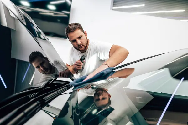 Homem Limpando Carro Com Pano Microfibra Carro Detalhando Valeting Conceito Imagens Royalty-Free
