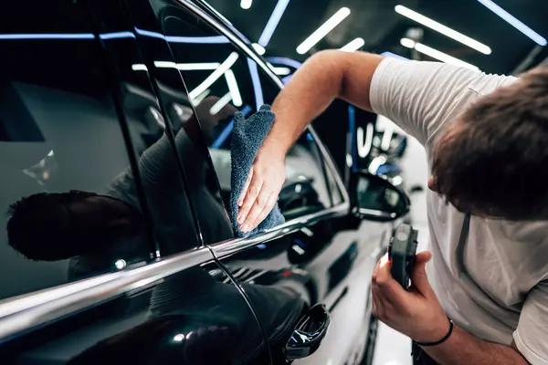 Seorang Pria Membersihkan Mobil Dengan Kain Microfiber Mobil Merinci Atau Stok Lukisan  