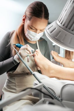 Profesyonel ayak hastalıkları uzmanı ya da ayak hastalıkları uzmanı. Ayak ve ayak tırnakları güzellik ve hijyenik tedaviler. 