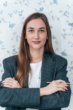 Profesyonel kadın güzellik uzmanı portresi poz veriyor ve kendinden emin bir şekilde kameraya bakıyor..