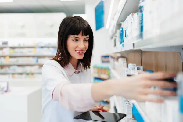 Smuk Farmaceut Der Arbejder Står Kiosk Tager Aktie Portræt Positiv Stock-billede